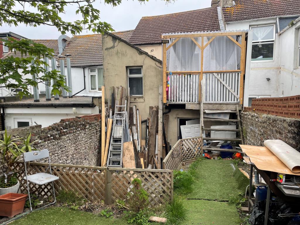 Lot: 29 - MIXED USE INVESTMENT IN CITY CENTRE LOCATION -